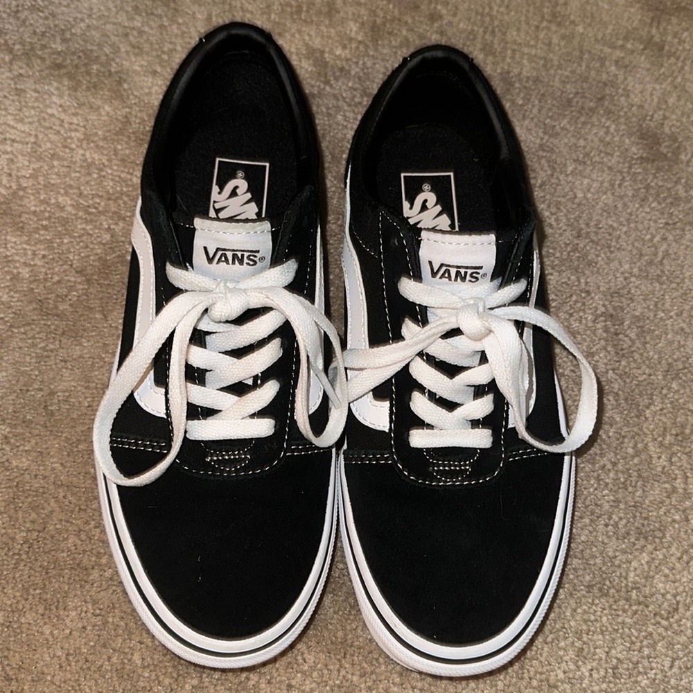 Women’s Vans Ward Sneaker. Size 7. Black and White.